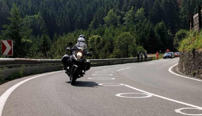 España prueba círculos blancos en curvas para reducir accidentes de motos