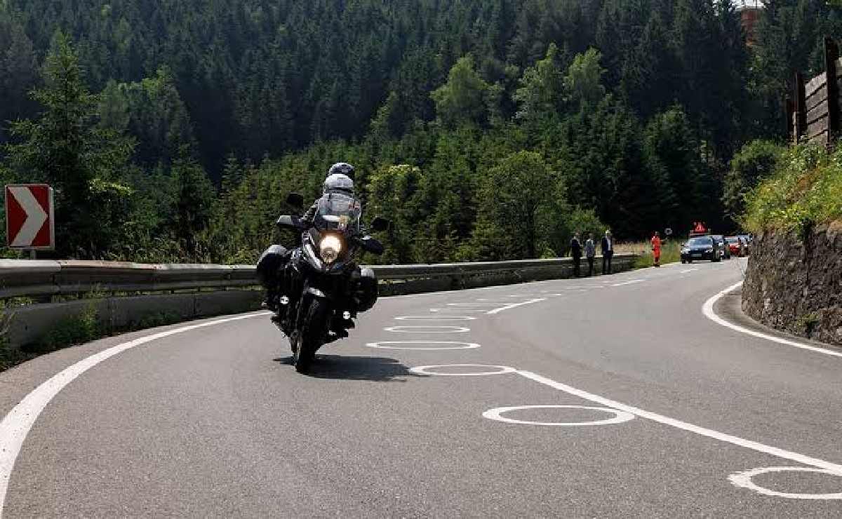 España prueba círculos blancos en curvas para reducir accidentes de motos
