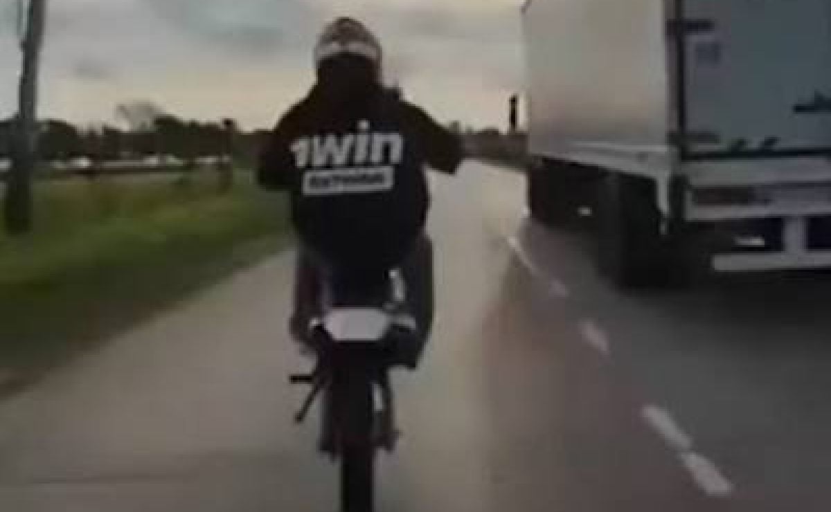 maniobras peligrosas en moto Video: Subía maniobras peligrosas en moto a redes y le suspendieron la licencia por 75 años