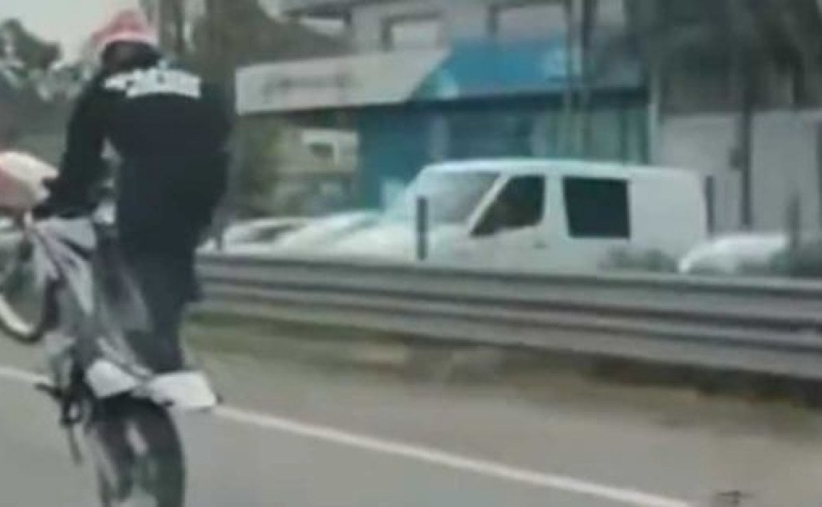 piruetas en moto1 Video: Subía maniobras peligrosas en moto a redes y le suspendieron la licencia por 75 años
