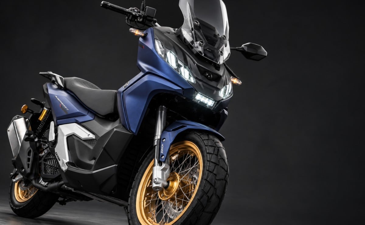 Adiós al autobús con esta scooter crossover de 520km de autonomía, equipadísima, que puede