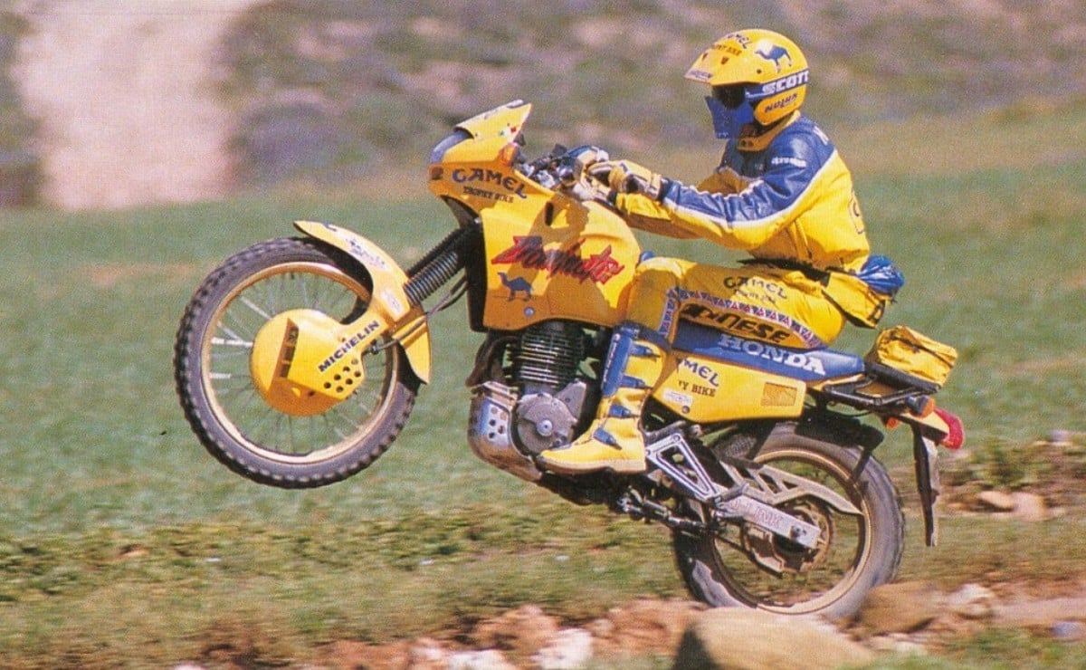 Alguien ha inventado un Dakar que se corre enganchando unas motos trail a unas tirolinas. 