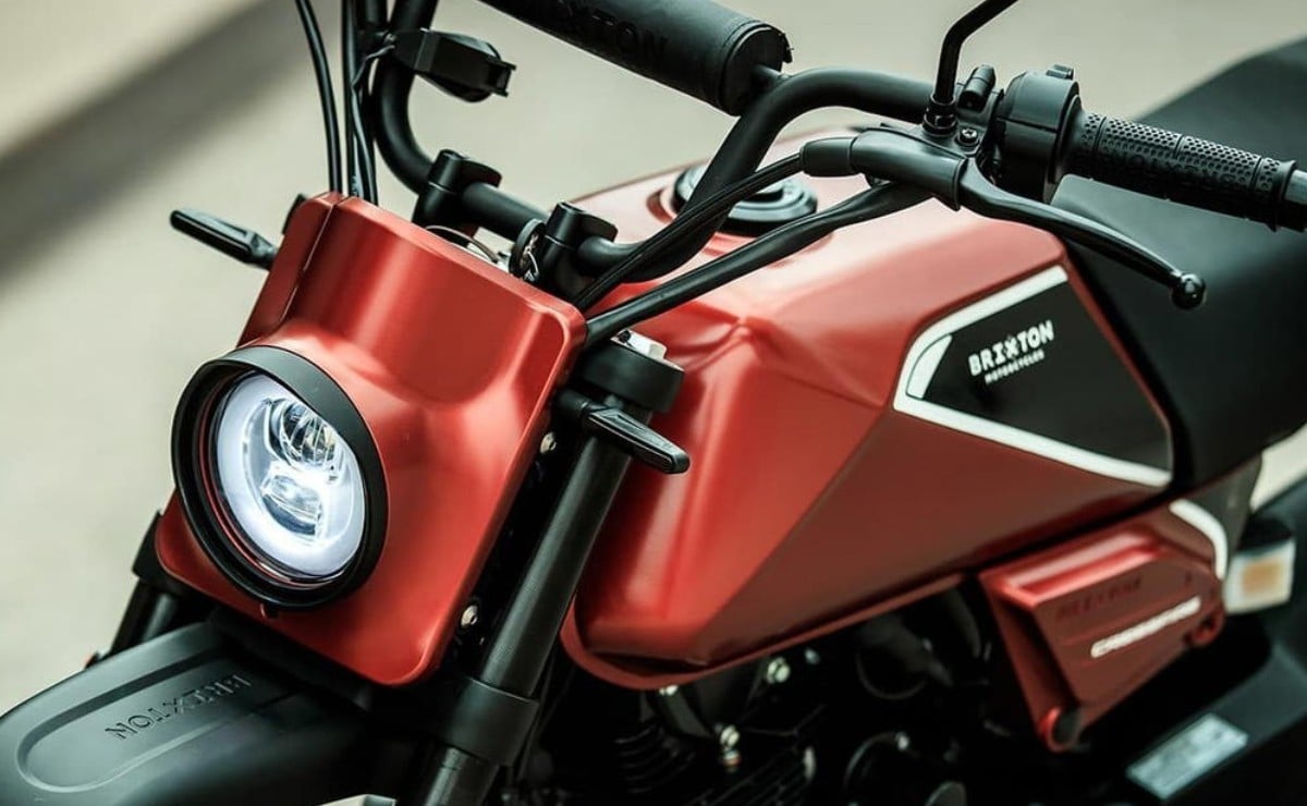 Brixton Crossfire 125 XS: parece una minimoto scrambler pero rinde 550 km por tanque y cue
