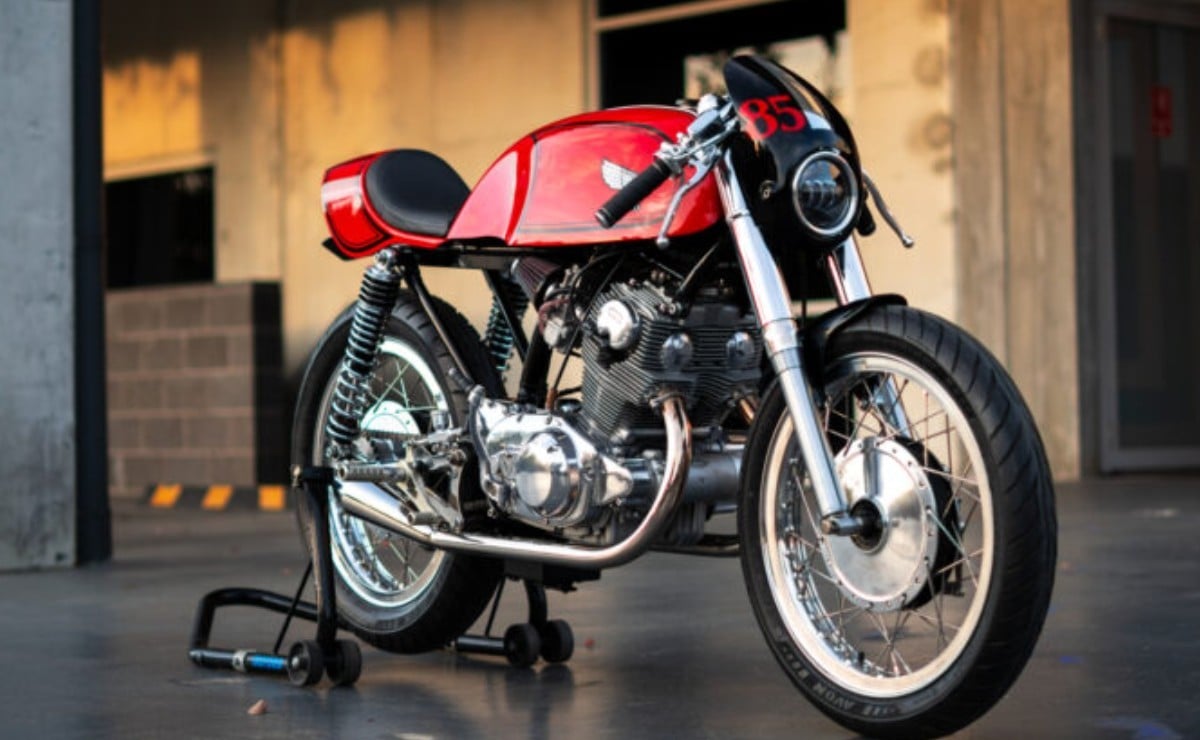 Honda CB77: corrió en pista, durmió 20 años y renació con 350cc y frenos de disco