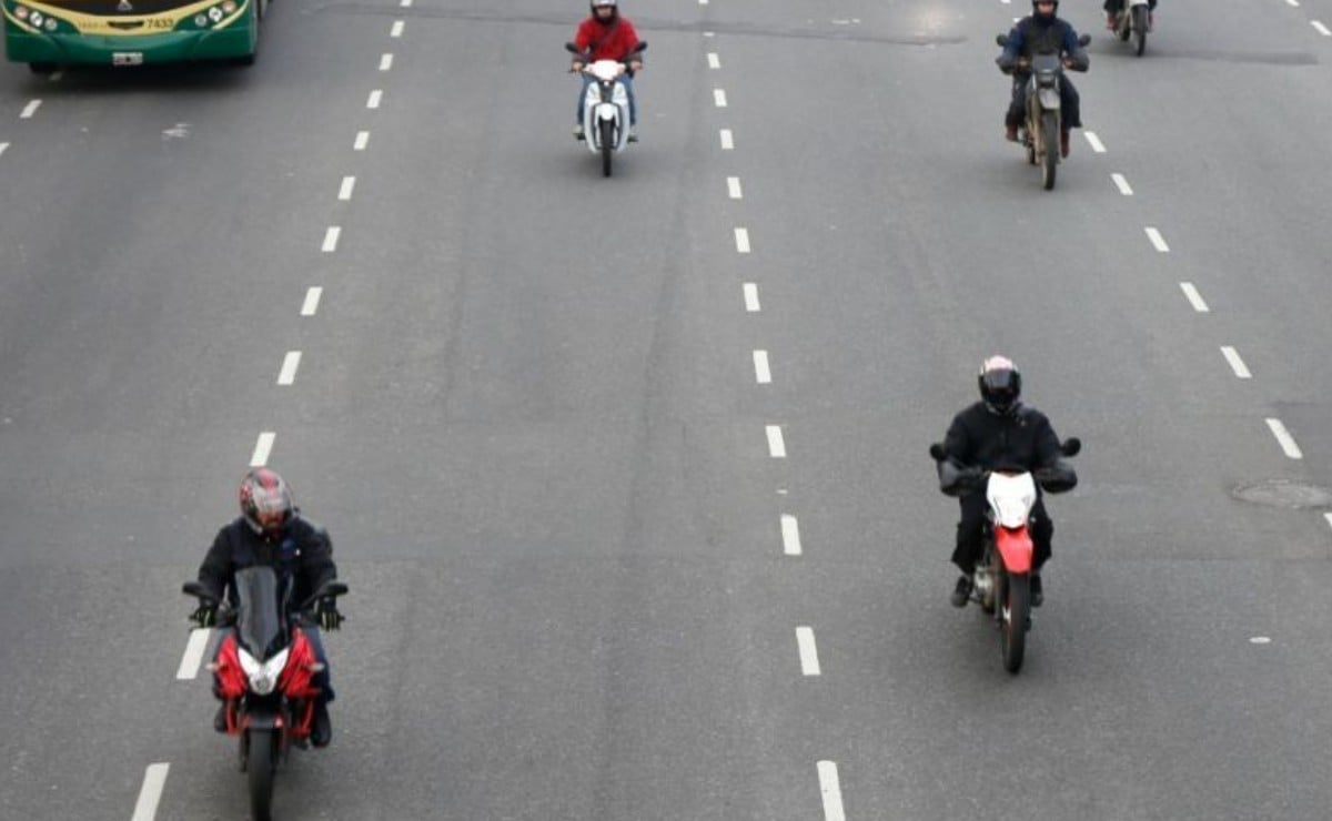 puede una moto usar el arc n derecho en 1200x740 1 ¿Puede una moto usar el arcén derecho en un atasco? La norma ya rige, salvo en una región