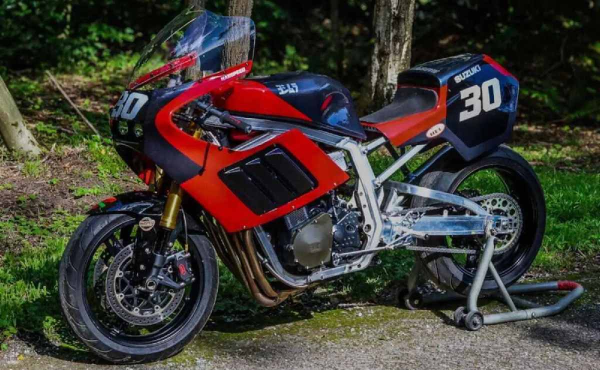 suzukiGSX R Slabside 1 Esta Suzuki combina un motor de 1.100 cc, estética Yoshumura y perfil de los '80