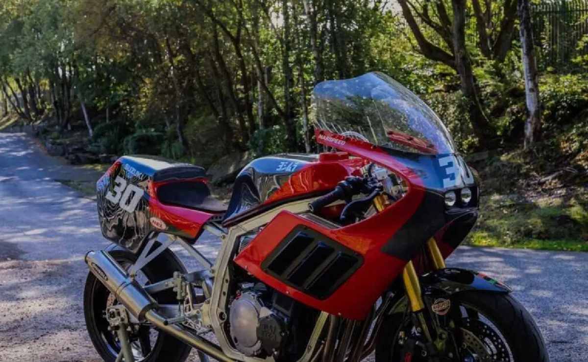 suzukiGSX R Slabside 2 Esta Suzuki combina un motor de 1.100 cc, estética Yoshumura y perfil de los '80