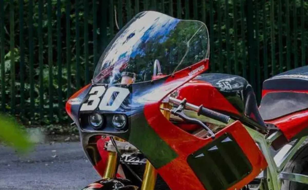 suzukiGSX R Slabside Esta Suzuki combina un motor de 1.100 cc, estética Yoshumura y perfil de los '80