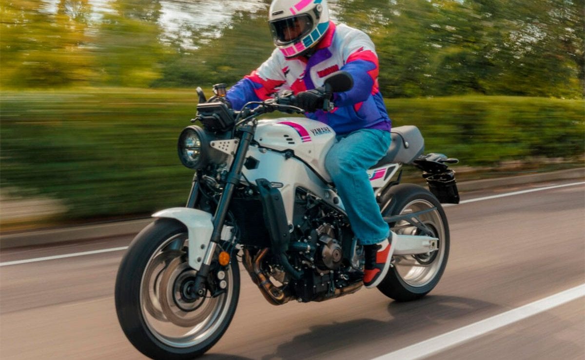 Yamaha XSR900 2027: Un Salto al Pasado con el Retorno del Rosa y Tecnología Moderna